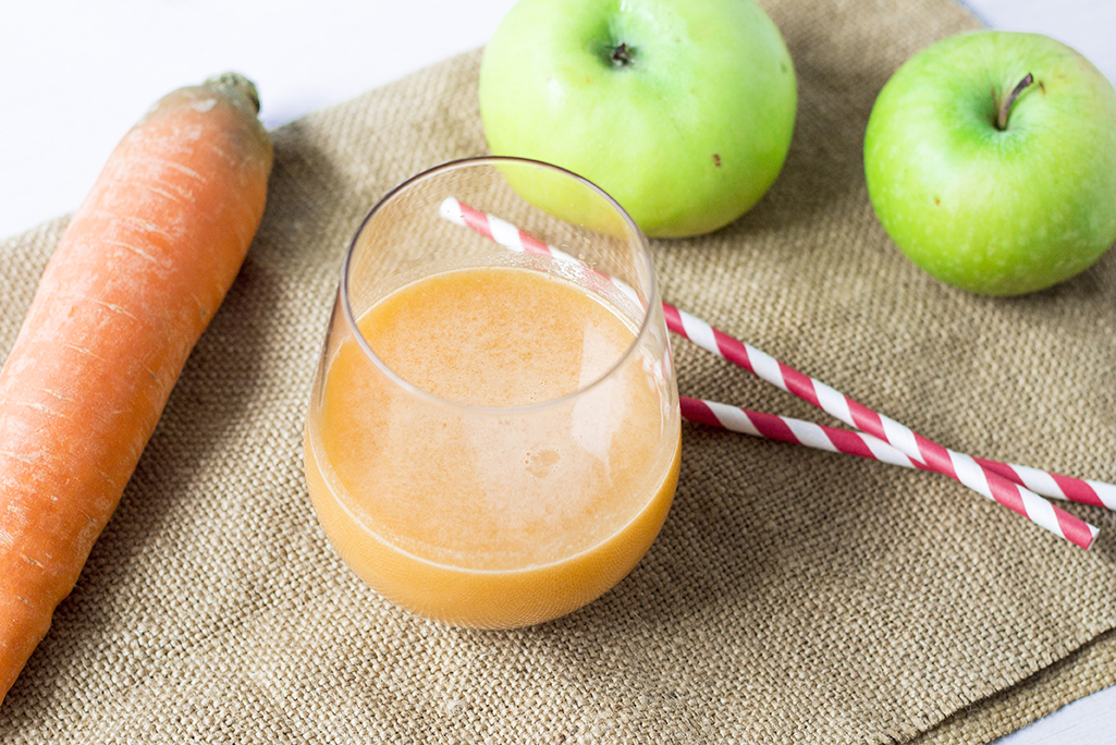 Сок на тощак. Яблочно морковный Фреш. Морковно яблочный сок. Сок яблоко апельсин. Яблочно апельсиновый сок.
