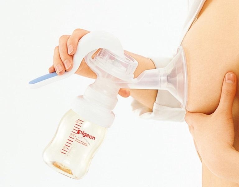 Как сцедить молоко из груди вручную, во что сцеживать и как часто