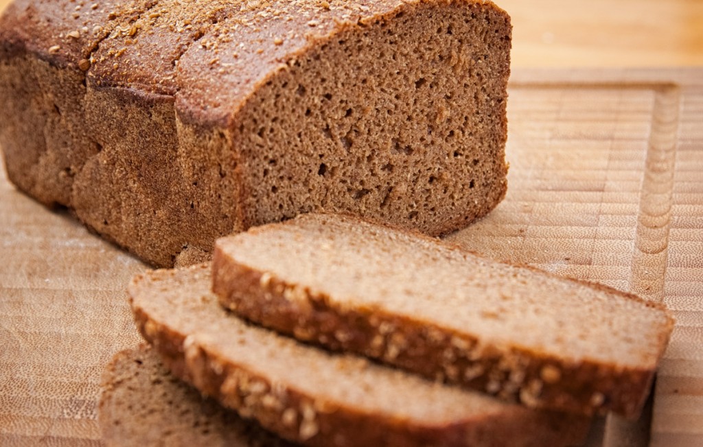 Хлеб при грудном вскармливании, в том числе черный, белый: какой можно кормящей маме в первый и последующие месяцы и другие особенности употребления