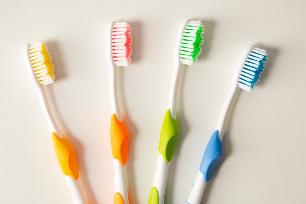 15 лучших зубных щеток - рейтинг 2021 года (топ с учетом мнения экспертов и отзывов)