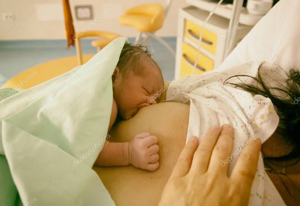 Грудное вскармливание, раннее прикладывание новорождённого к груди.