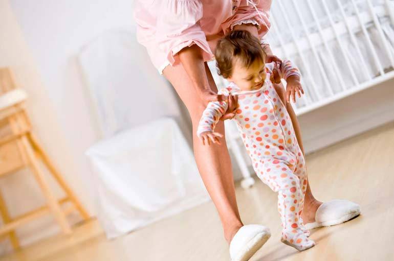 Когда ребёнок начинает ходить самостоятельно: возраст, какие упражнения нужно начать выполнять с младенцем