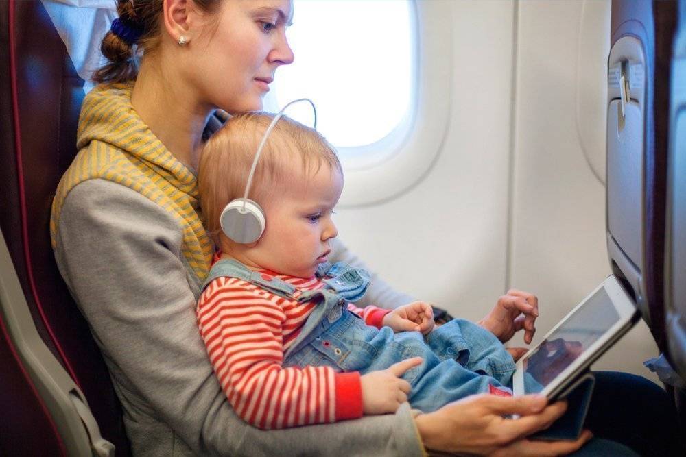 Как и с какого возраста можно лететь в самолете с грудным ребенком