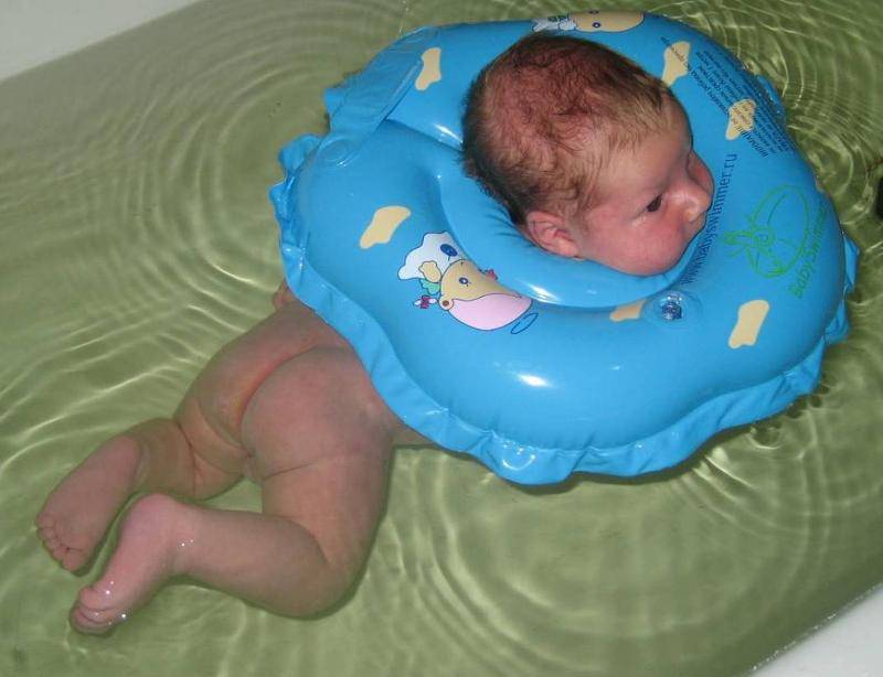 Шапочка и круг для купания малыша