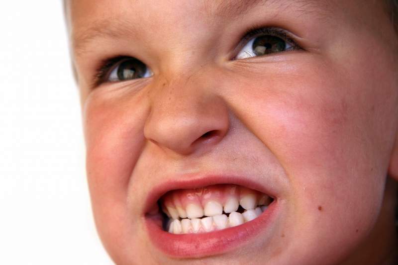 Почему ребенок скрипит зубами во сне – советы доктора комаровского 2021