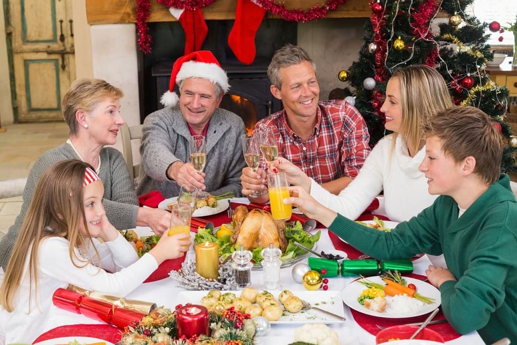Сценарий нового года для семьи: как провести веселый праздник в кругу семьи?