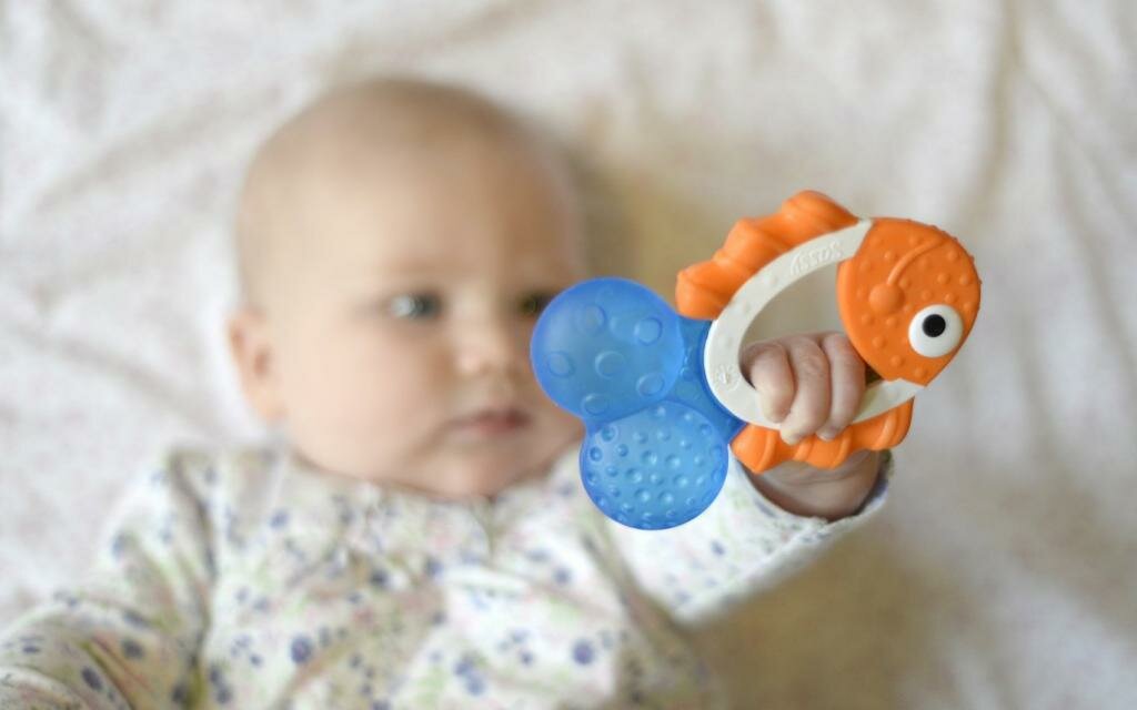 Во сколько месяцев ребенок начинает держать игрушки в ручках