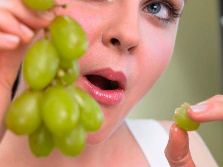 Можно кормящим виноград