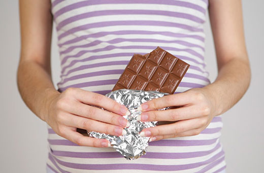 Можно ли есть шоколад во время беременности и какие от него польза и вред?