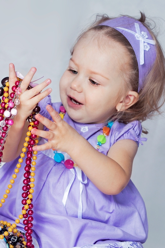 Серёжки для маленьких девочек — как и какие выбрать?