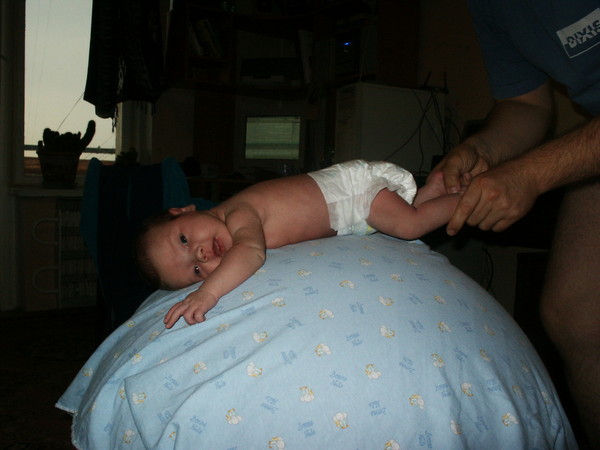 Выкладывание новорожденного на живот как это делать правильно
