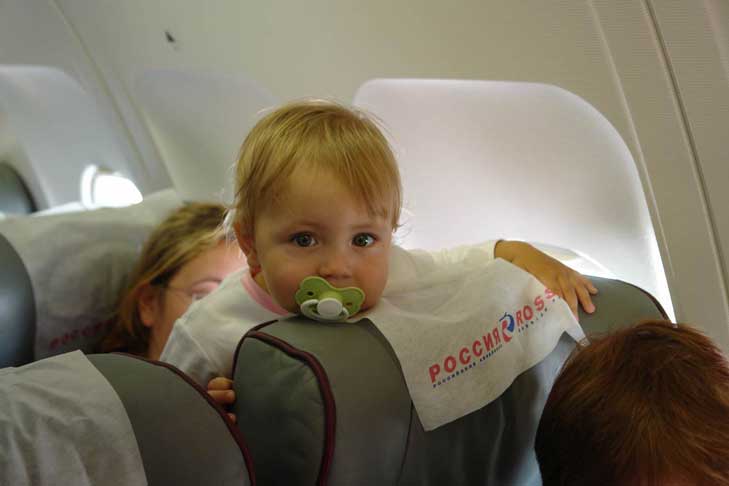 До скольки лет дети летают на самолете бесплатно