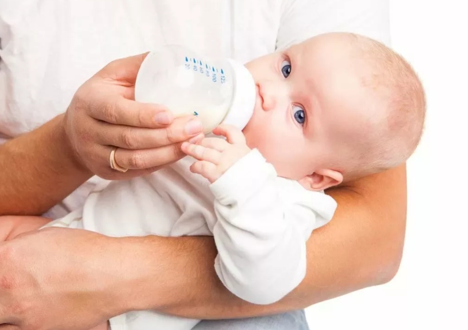 Икота у новорожденных после кормления: что делать с явлением и от чего оно возникает
