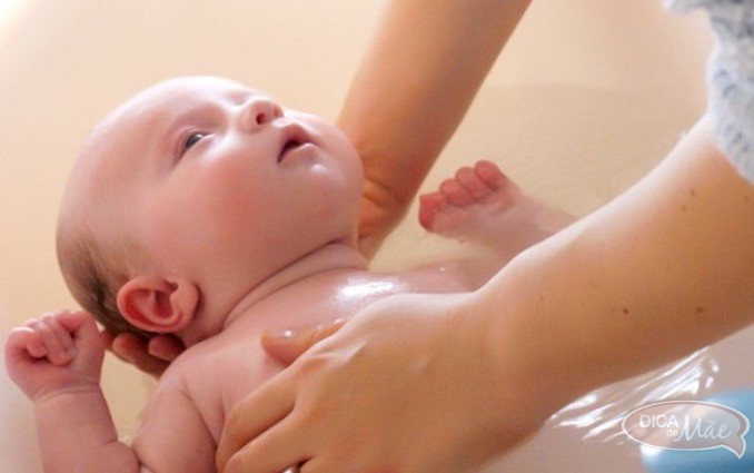 Купание новорожденного (как, когда, в чём купать?)