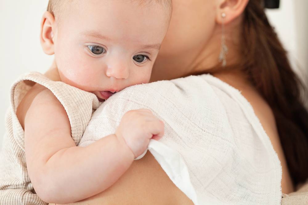 Почему ребенок срыгивает после кормления грудным молоком? причины, что делать