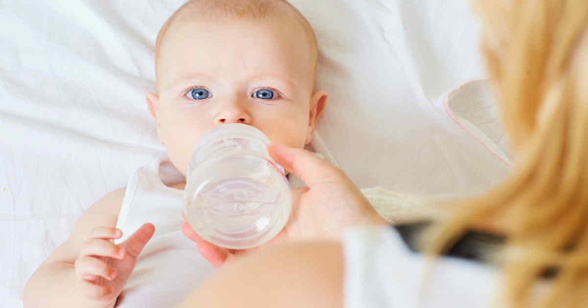 Нужно ли давать воду новорожденным: когда обязательно вводить в рацион