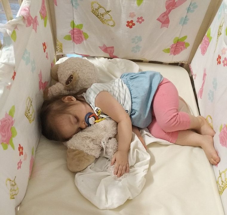 Как отучить ребёнка от укачивания перед сном