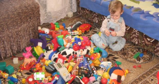 Ребенок бросает игрушки, устала ему объяснять(((