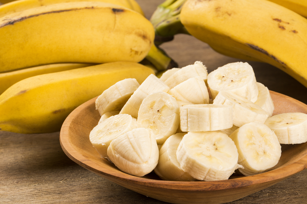 Бананы при грудном вскармливании: можно ли кормящей маме в первый месяц и другие особенности употребления при лактации