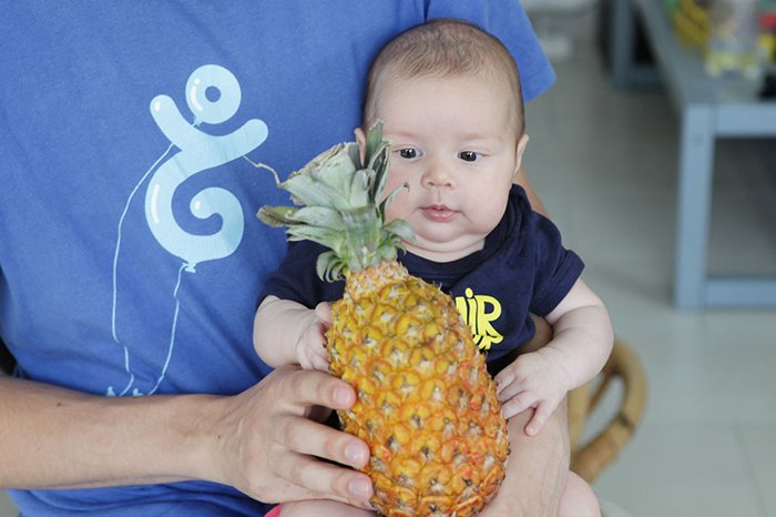 С какого возраста можно давать ананас ребенку: со скольки месяцев ввести в прикорм и можно ли дать в год