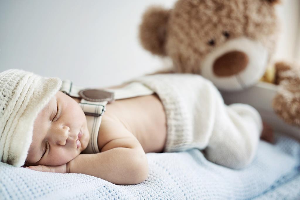 Новорожденный много спит: стоит ли будить, нормы сна и бодрствования для младенца, причины долгого сна, советы и рекомендации педиатров