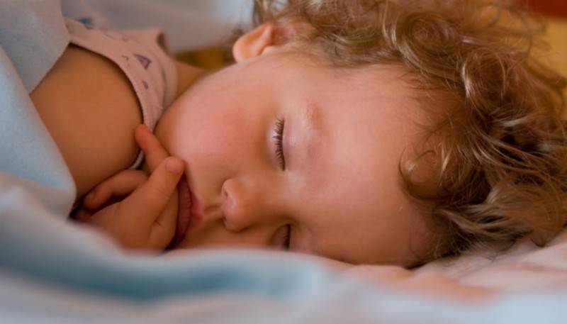 8 причин, почему ребенок скрипит зубами во сне и способы лечения бруксизма