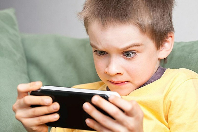 Влияние телевизора на ребёнка любого возраста. ребёнок всё время играет в игры на телефоне или компьютере? ребёнок долго смотрит планшет? влияние гаджетов на здоровье и психику детей всех возрастов | жл
