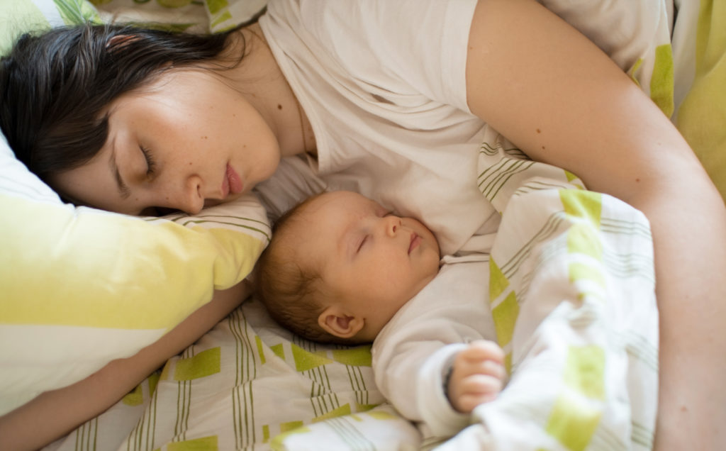 Почему ребенок в возрасте 1-3 месяцев спит только на руках?