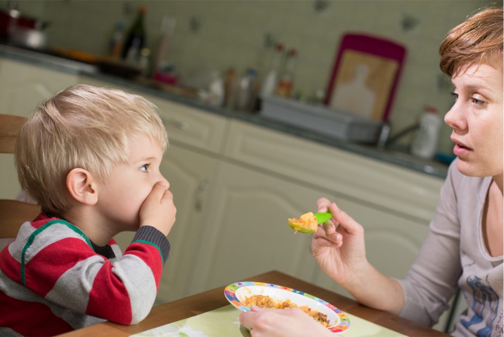 Как научить ребенка жевать твердую пищу?