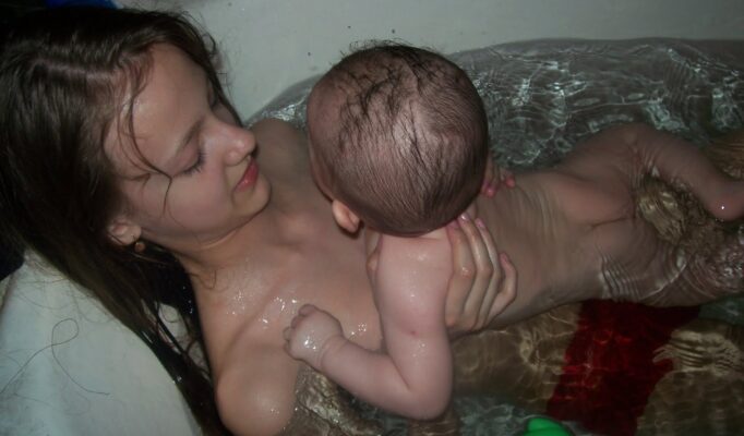 Грудной ребенок боится купаться в ванночке, водоемах: что с этим делать?