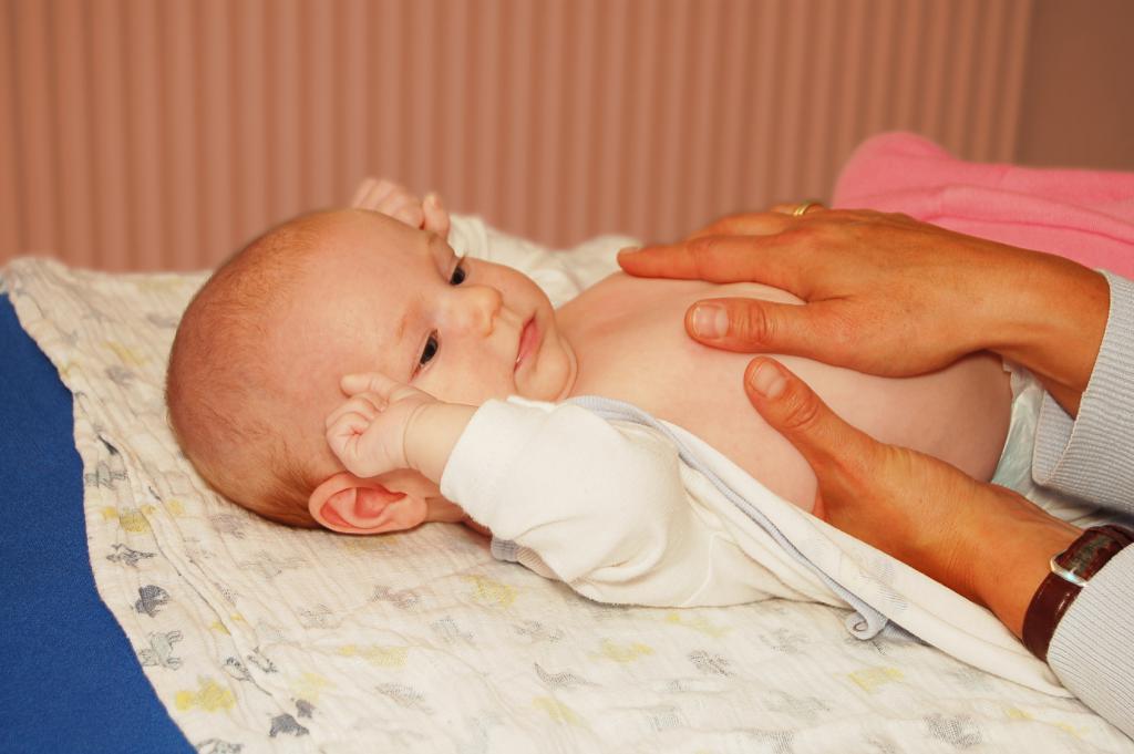 Колики в животе у новорождённых. 6 способов помочь малышу