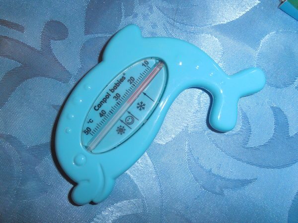 Температура для купания новорожденного ребенка. какая температура воды должна быть?