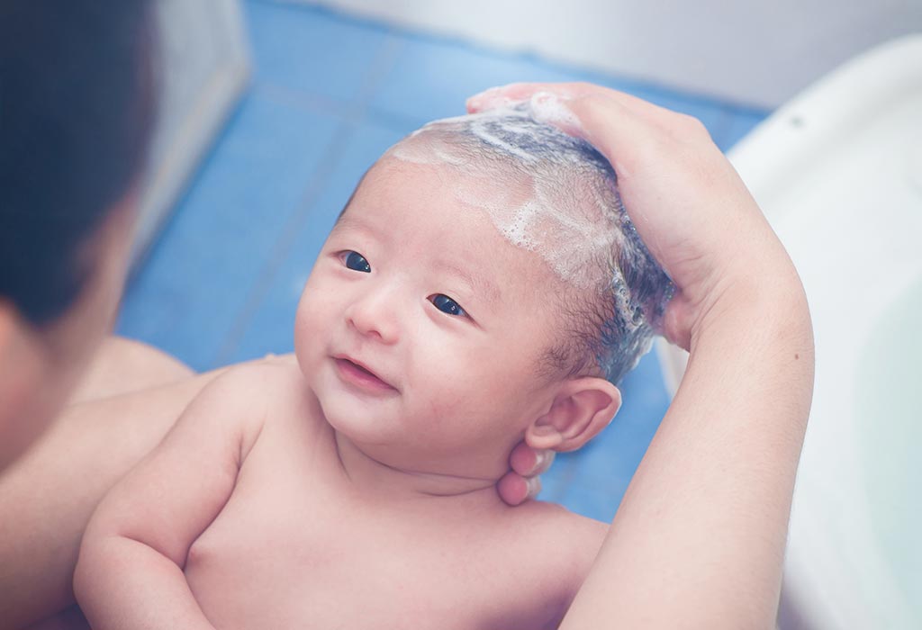 Водные процедуры – как мыть голову новорожденному