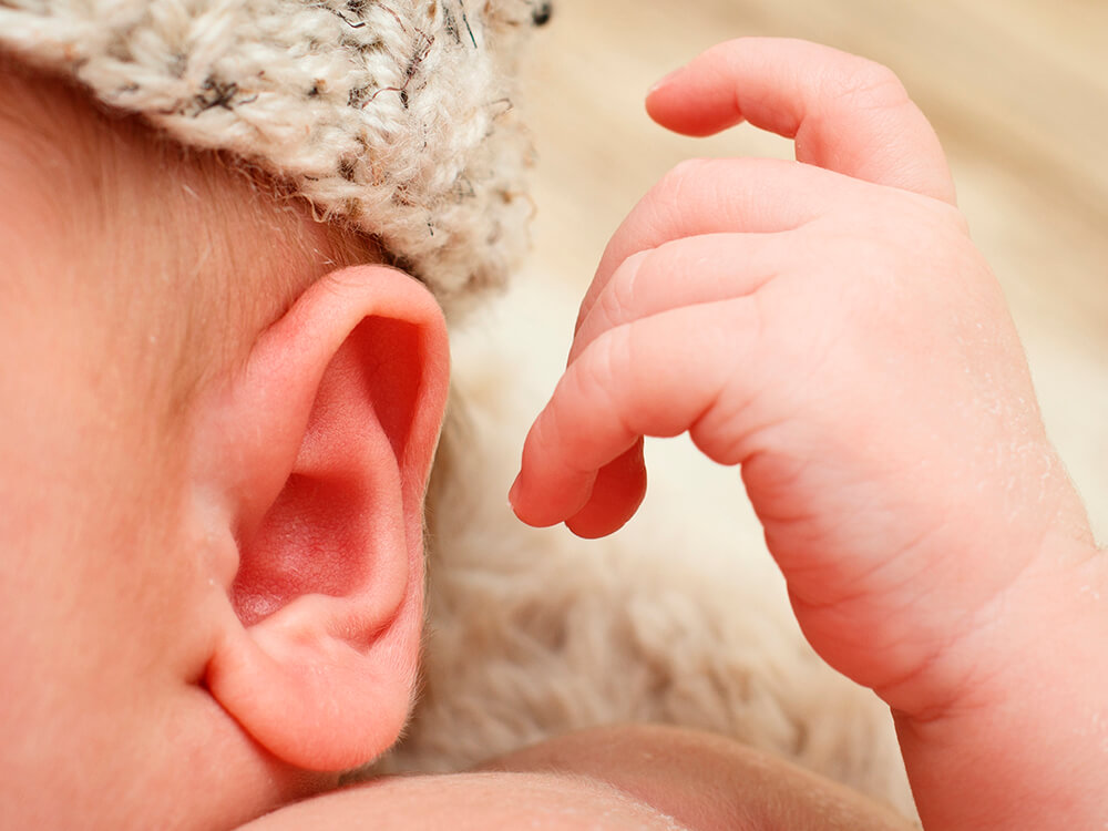 Когда ребенок начинает слышать в утробе матери?