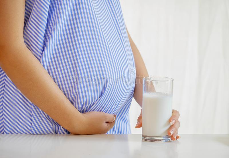 Можно ли беременным молоко: чем полезен продукт и как его употреблять?