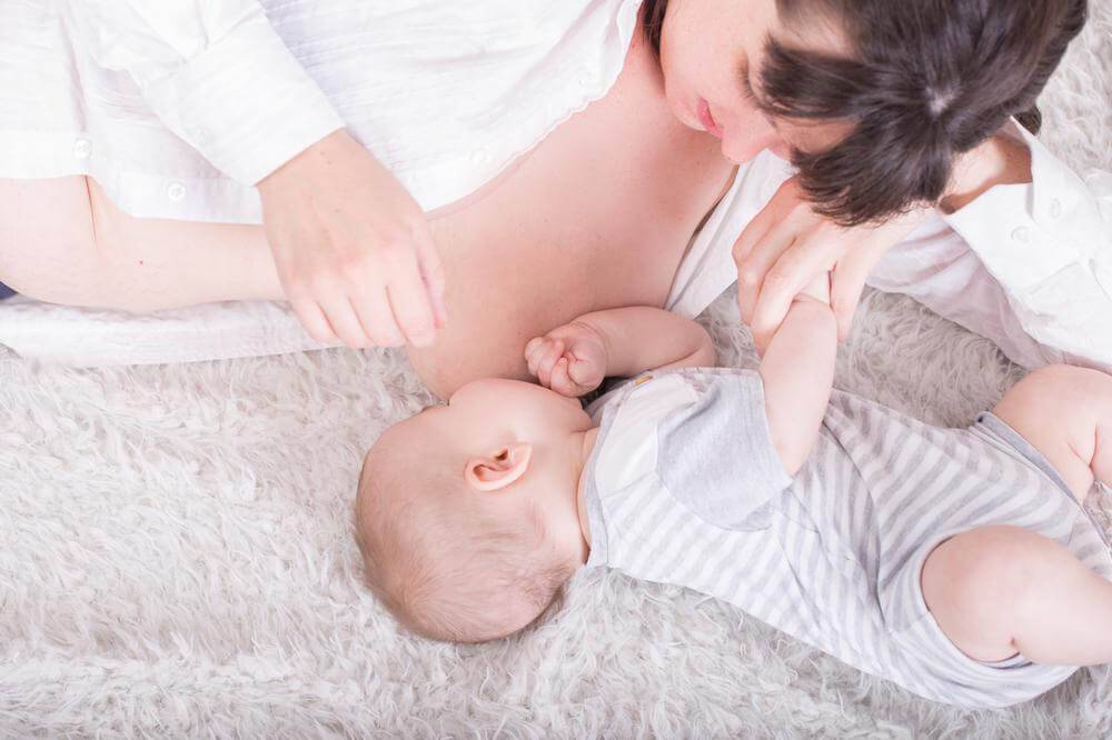 Как правильно прикладывать ребенка к груди