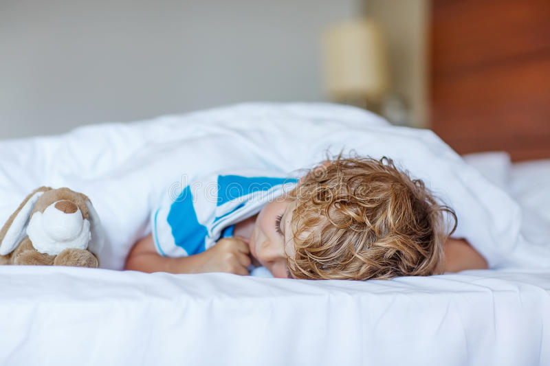Укладывать спать днем после 3 лет или нет? смотрите на поведение ребенка