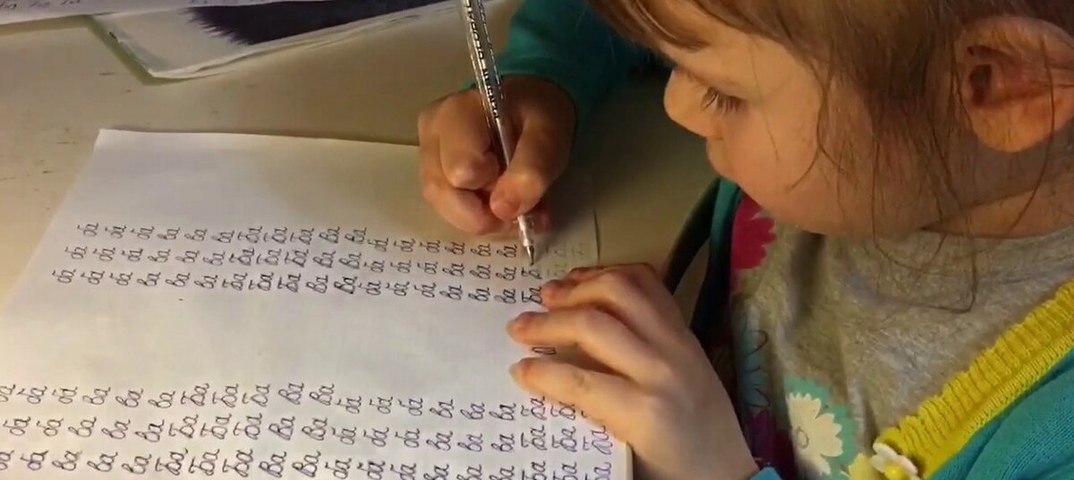 Дети учат буквы с 2 лет, а потом им говорят про транскрипцию. логопед ольга азова  — о том, почему для чтения это не нужно