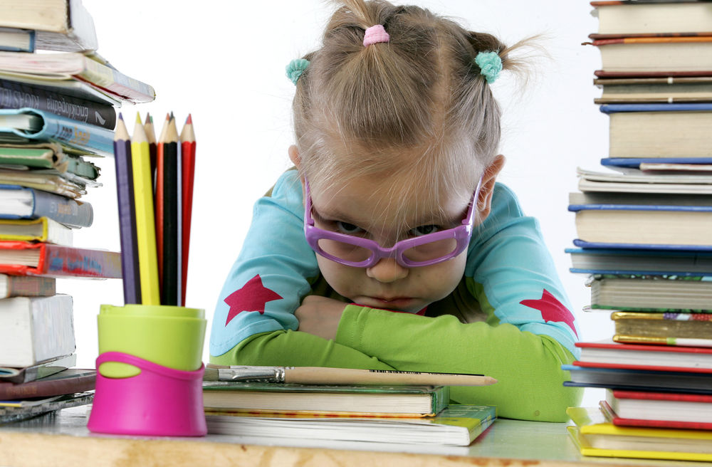 Надо ли учить ребенка читать и писать до школы: трудности обучения