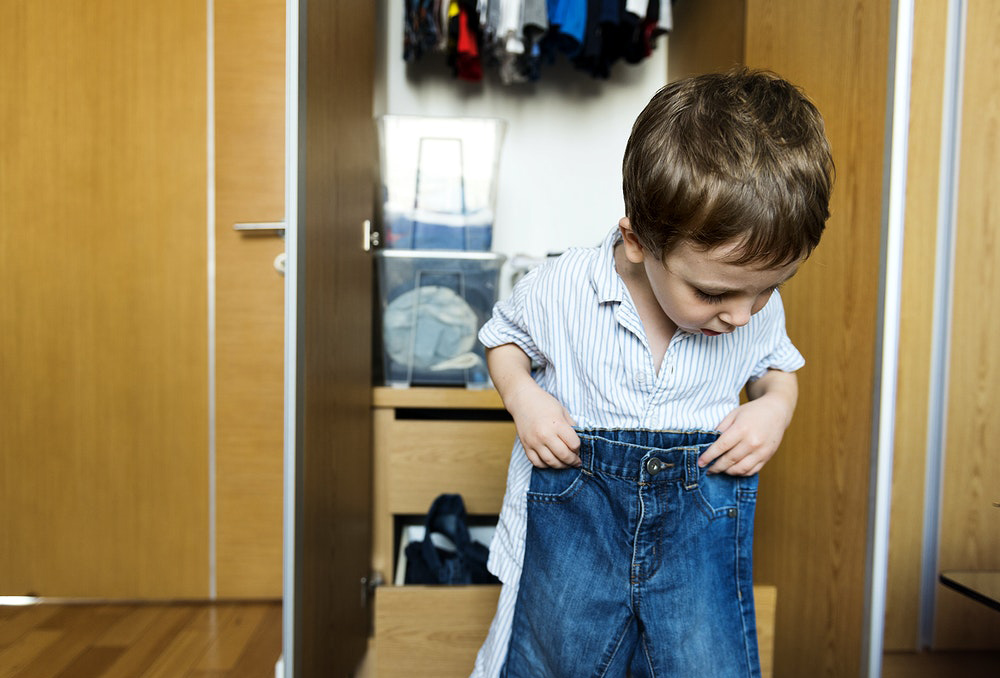Почему ребенок не хочет одеваться и что с этим делать