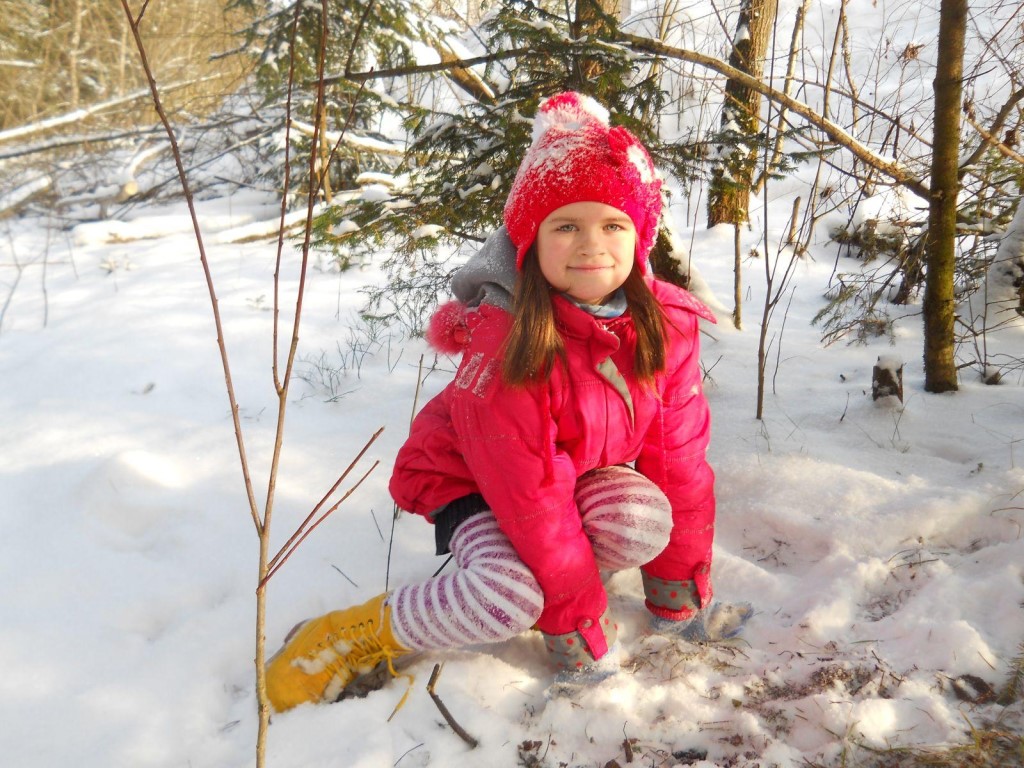 Ребенок ест снег: почему и что делать?