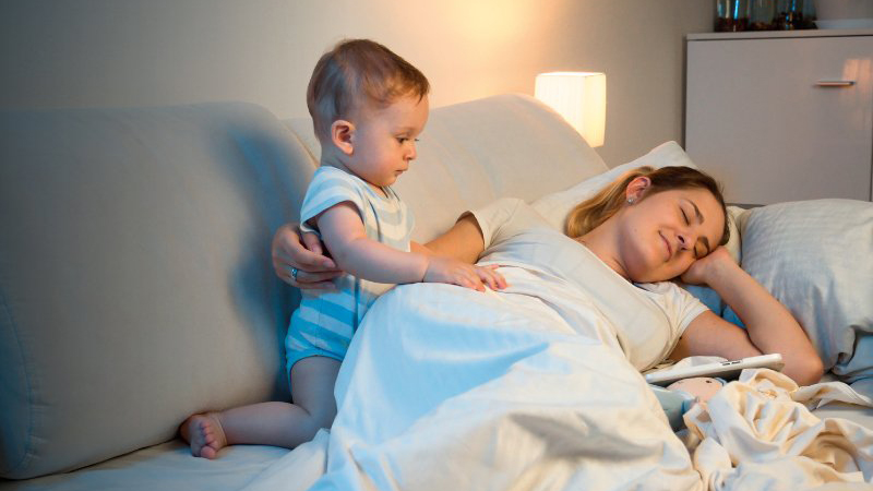 Ребенок плохо спит? начните поднимать в 7 утра и укладывать в 8 вечера. режим сна ребенка