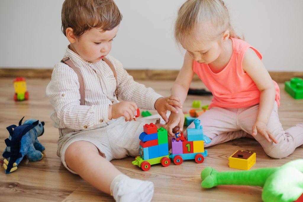 Сколько игрушек нужно ребенку? какие игрушки нужны детям разного возраста?