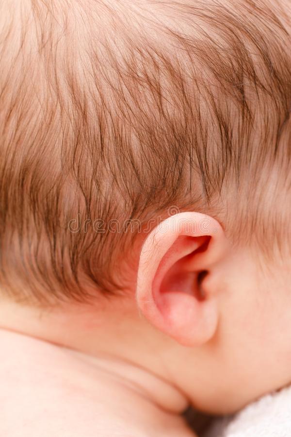 Волосы у новорожденного на ушах - признак отклонения или норма?
