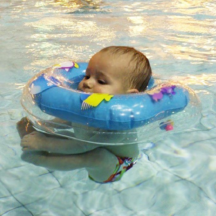 Круг для новорожденных: со скольки месяцев купают детей. правила безопасности | семья и мама
