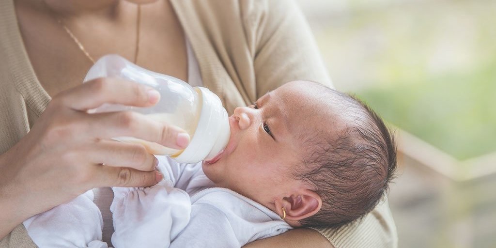 Как перевести ребенка со смеси на грудное молоко: техника кормления и советы
