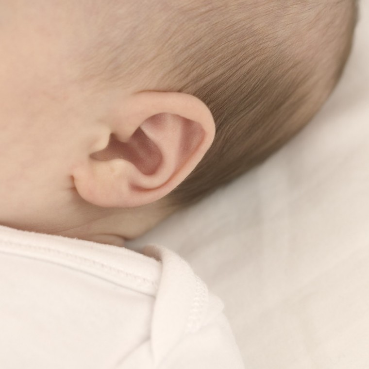 Когда младенцы начинают видеть и слышать?