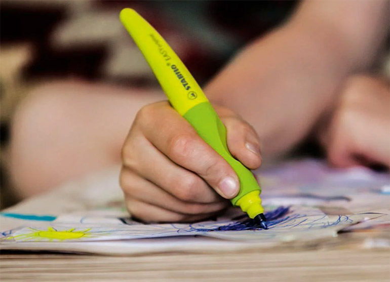 Как научить ребенка правильно держать карандаш: советы врачей и педагога