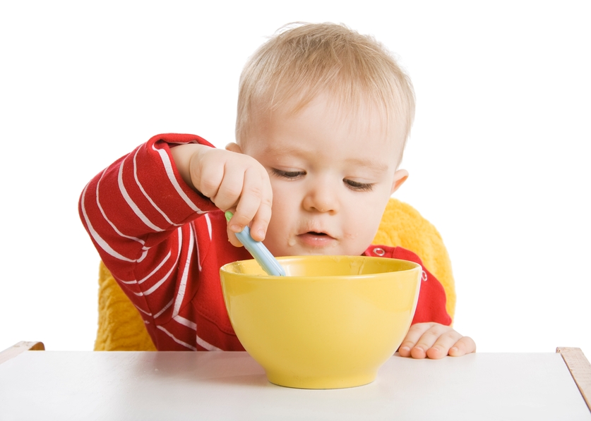 Как научить ребенка кушать ложкой самостоятельно: маленькие хитрости