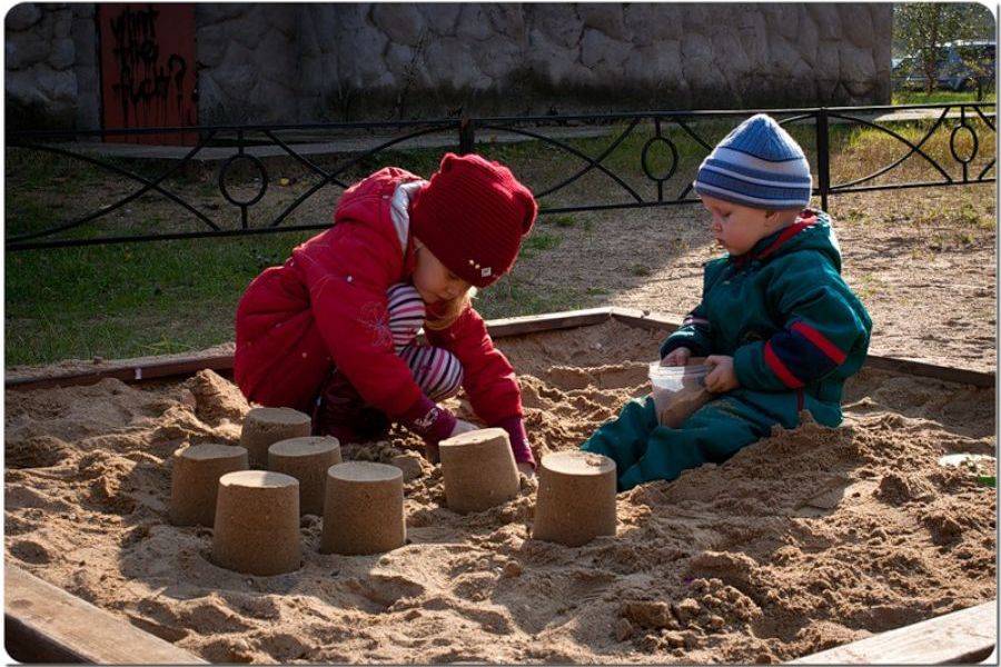 Битва в песочнице: как погасить конфликты между малышами